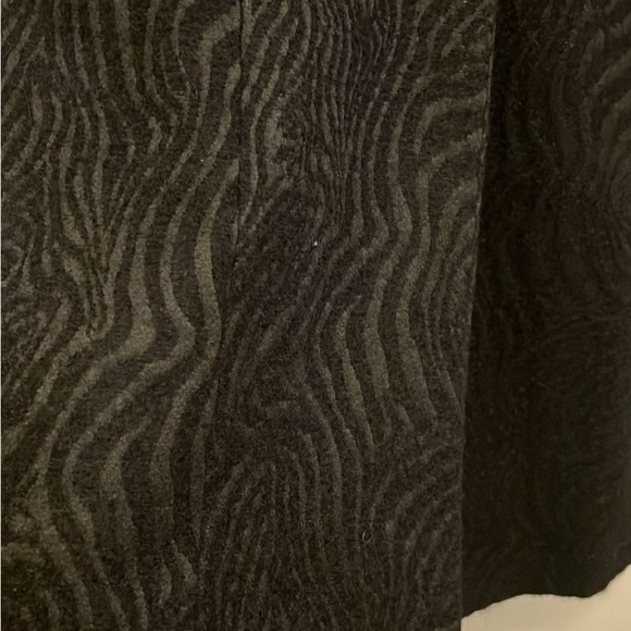 Black Textured Trench Coat with Tailored Fit - Picture 5 of 8